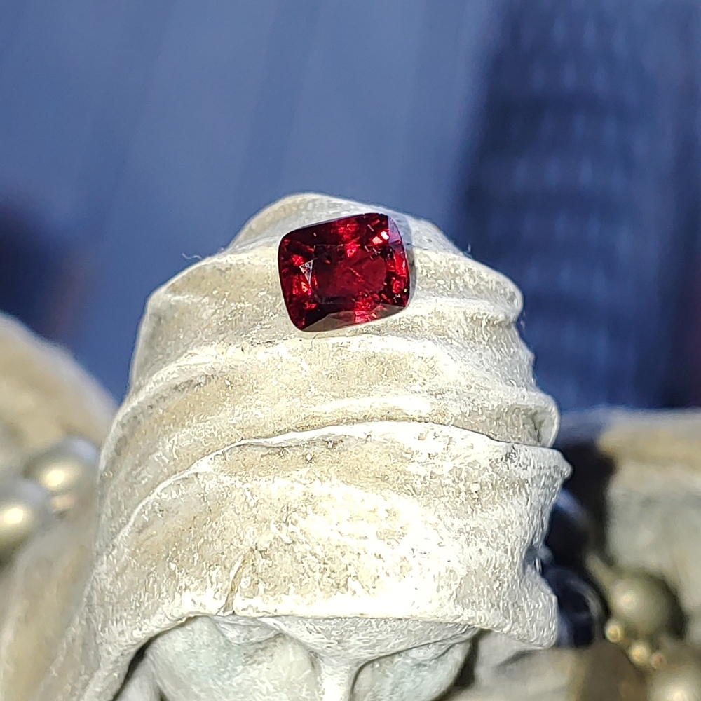 No filter needed. Pink reddish Rhodolite garnet 1.48 carats loose gemstone
